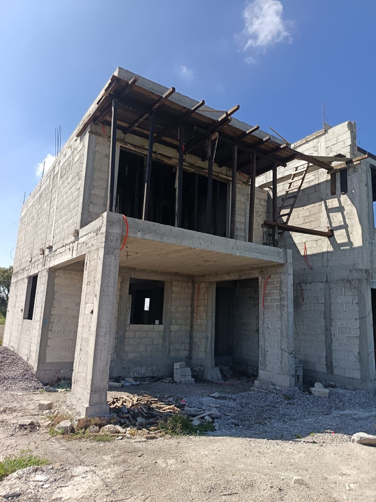 Casa Serrano en obra negra: estructura de dos niveles con muros de block y losa colada