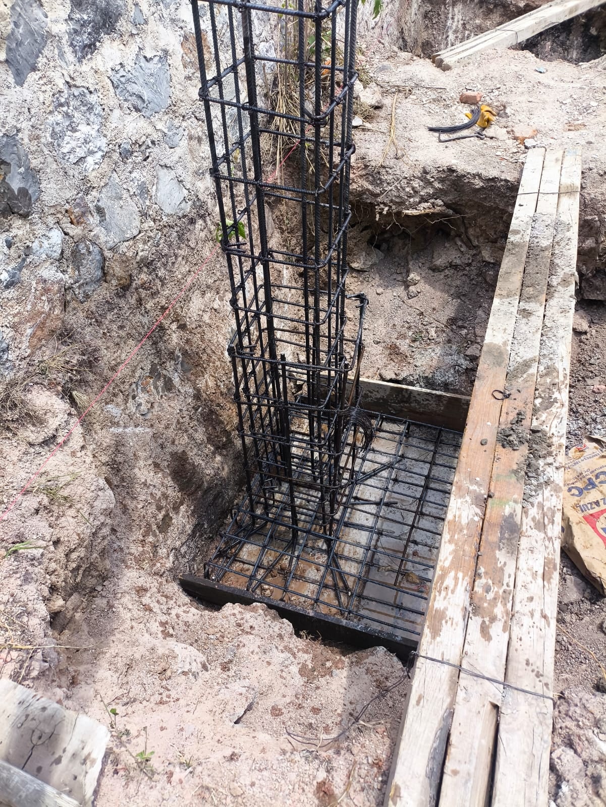 Armado de acero de una columna dentro de la excavación de su zapata