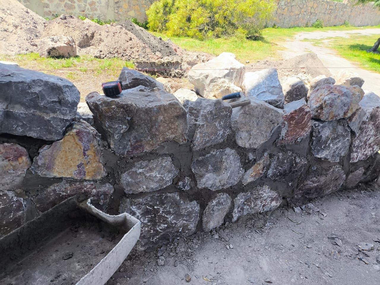 Muro de mampostería de piedra en construcción