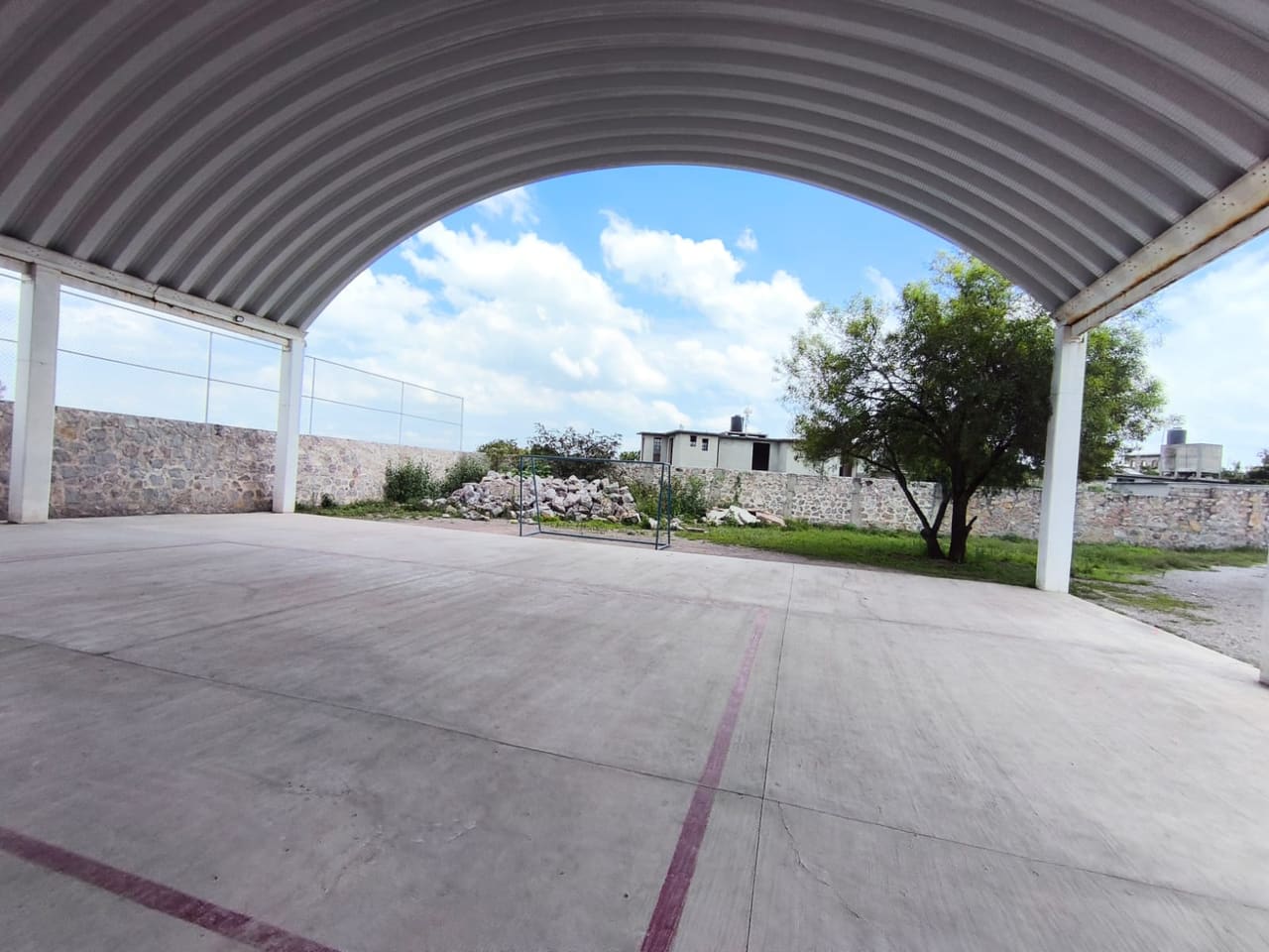 Techumbre de arco terminada sobre una plaza de concreto